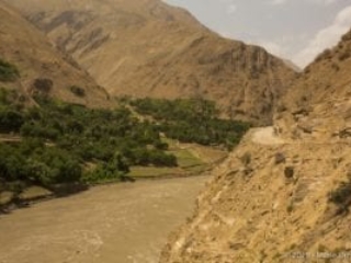 Left hand side: Afghanistan, right hand side: Tajikistan (road from Kulyab to Khorog)