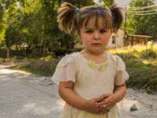 A little girl near Roshan