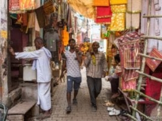 Varanasi, corpse being carried to Manikarnika Ghat for cremation