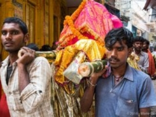 Varanasi, corpse being carried to Manikarnika Ghat for cremation