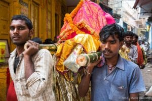 Varanasi, corpse being carried to Manikarnika Ghat for cremation